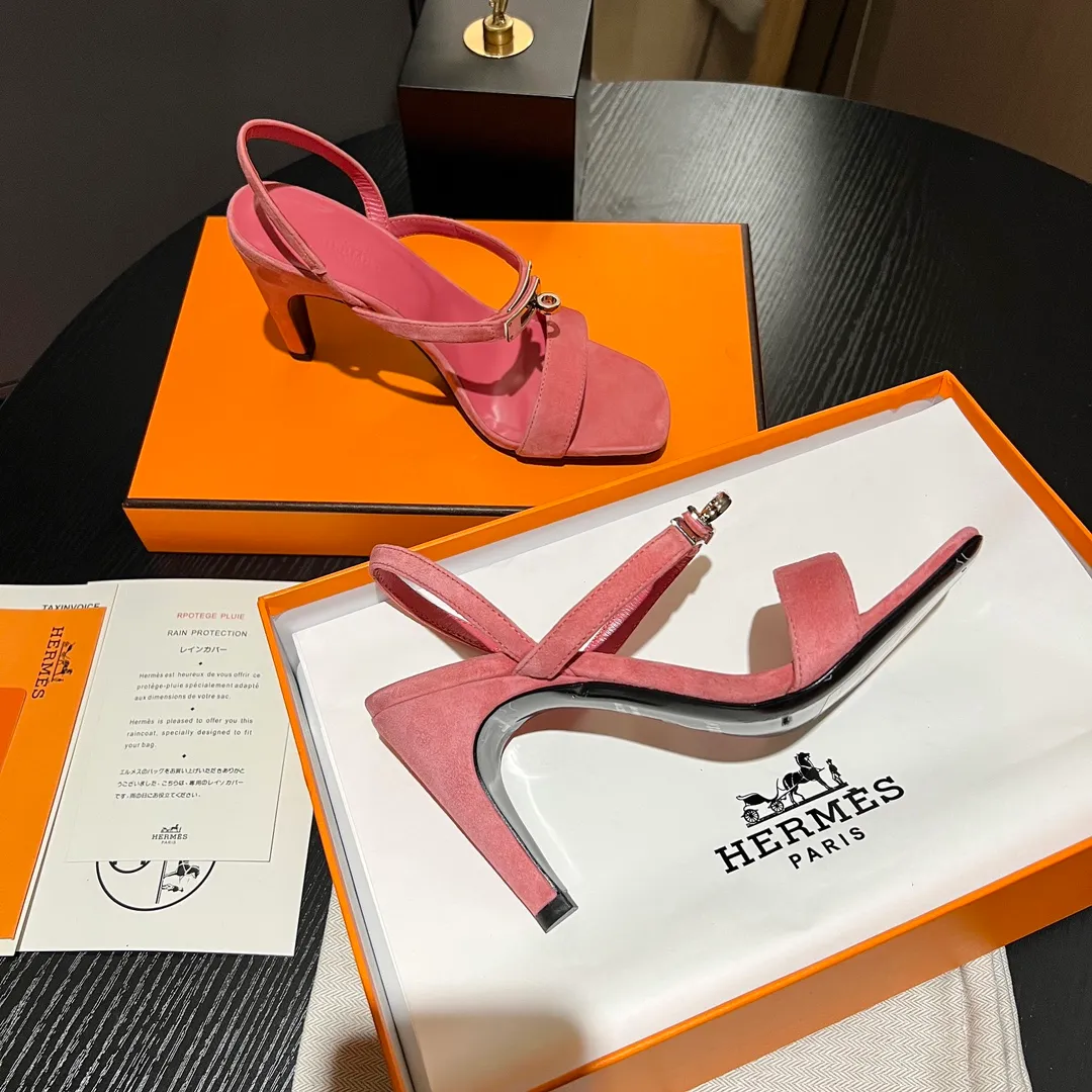 👟👟Ex-factory price 600👟👟 💋💋Continue the classics Hermes Classic H high-heeled sandals series————————Fashionable classic and versatile super comfortable It took half a year to disassemble the original version and develop it with craftsmanship and perfection in every detail Simple and smooth design to create a fashionable, classic and soft look 🥰🥰 Material: Original custom-made sheep suede, sheepskin lining for feet, Italian genuine leather outsole ▪️Heel height: 9cm ▪️SIZE: 34-42 (34.41 42 customized, non-returnable and non-exchangeable)